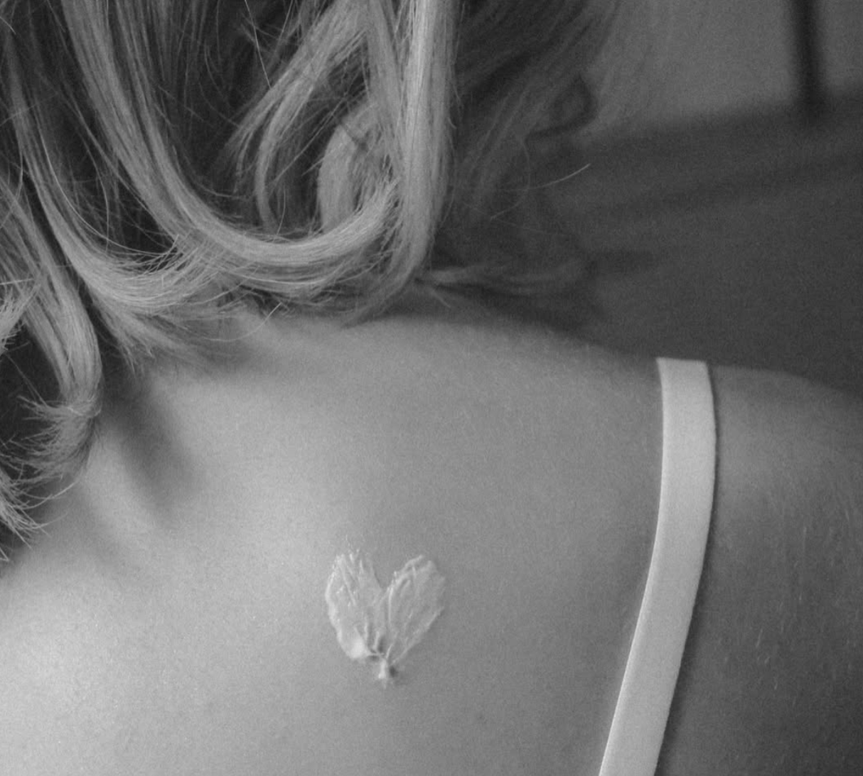 Embrasser la lumière hivernale : Protéger sa peau à la neige.