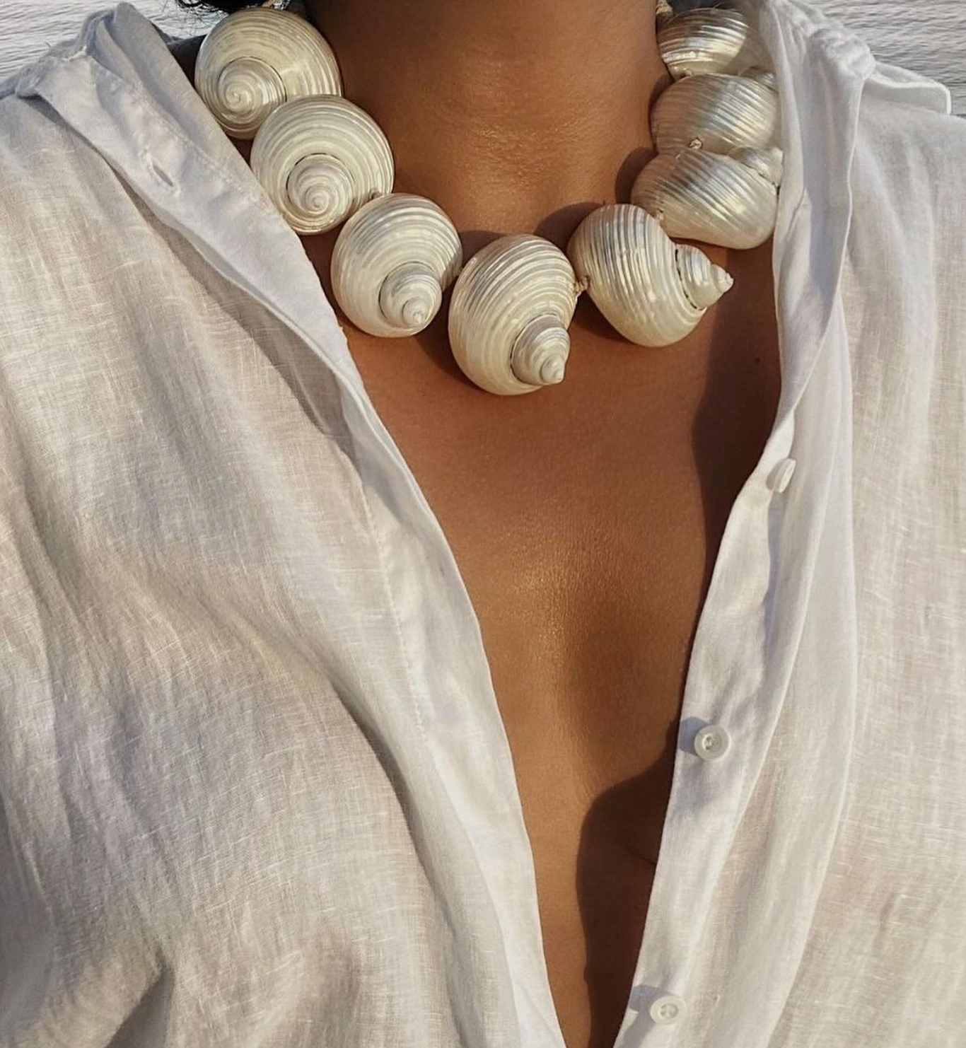 Le sens du toucher — quand la peau rencontre la lumière.