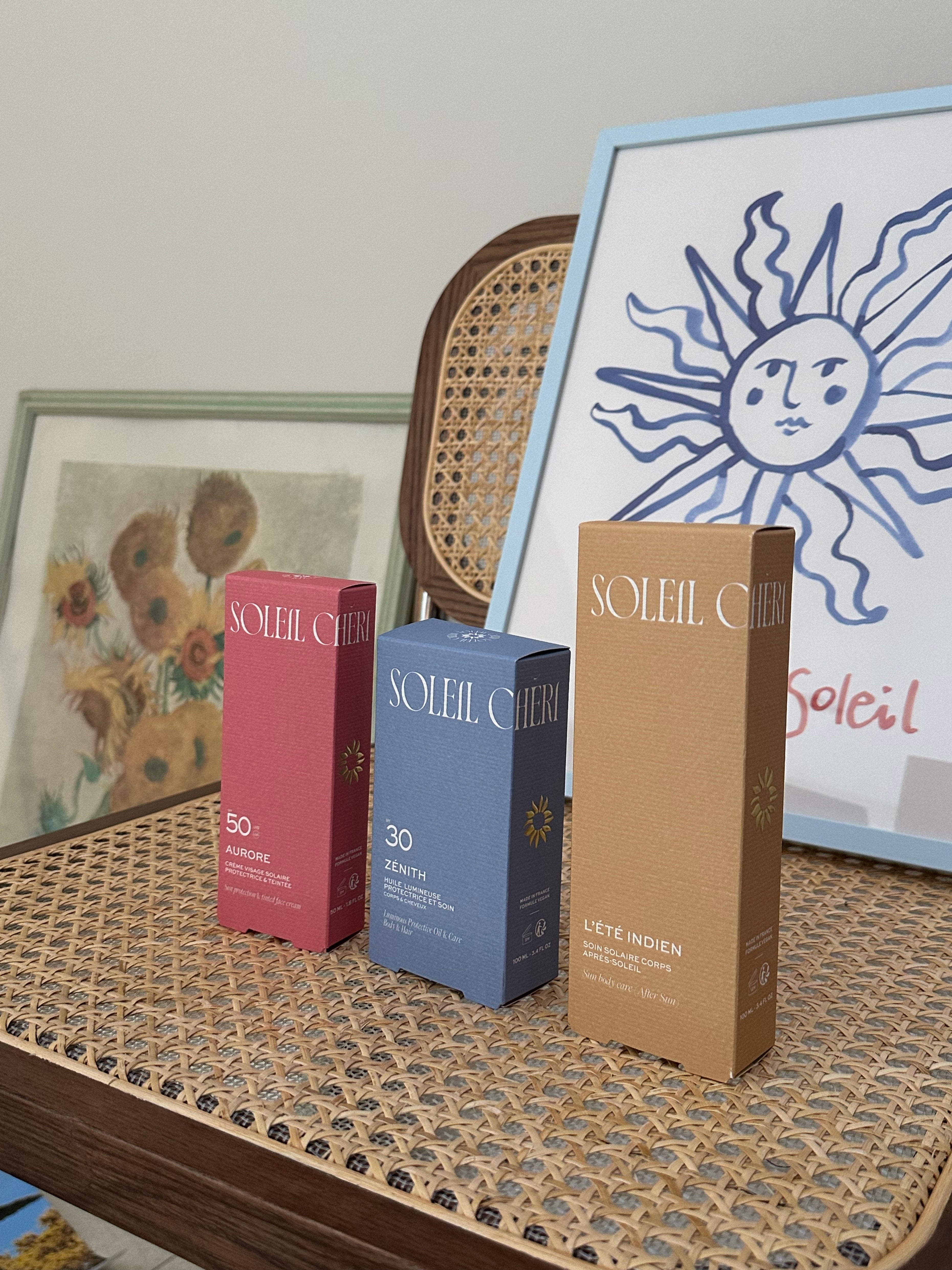 Les soins solaires Soleil Chéri — Aurore, Zénith et Été Indien — présentés dans un décor méditerranéen, symbole de la lumière et de la cosmétologie solaire française.