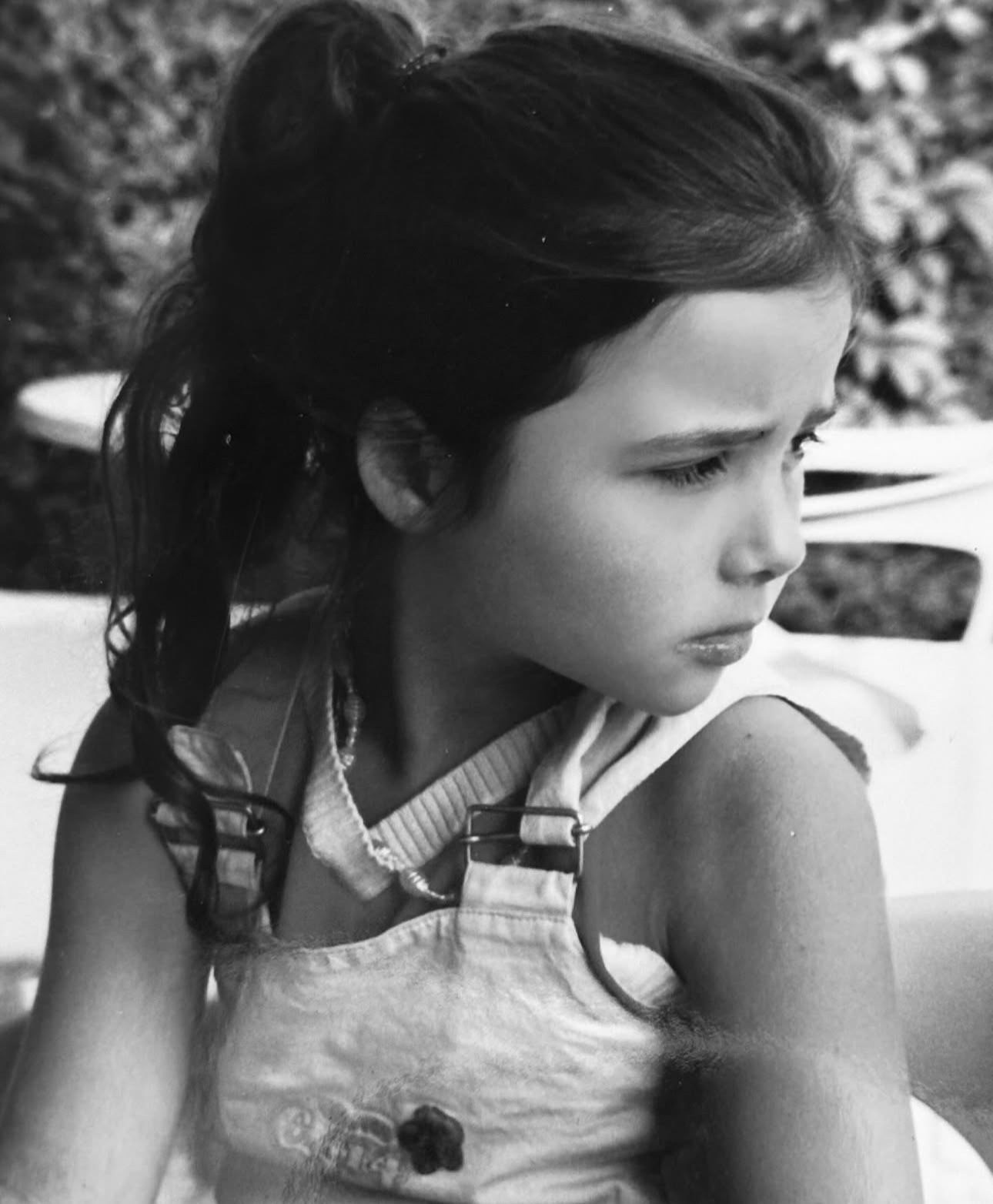 Photographie en noir et blanc d’une enfant, symbole de l’enfance, de la lumière et de la transmission au cœur de l’histoire Soleil Chéri.