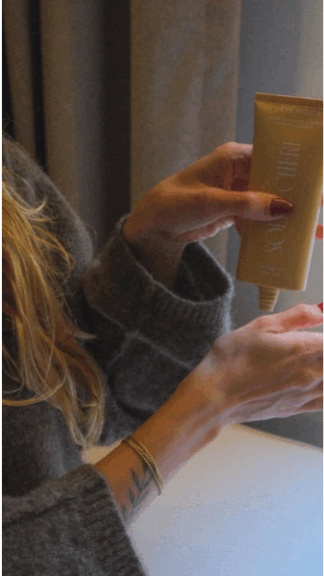 GIF montrant l’application de la crème visage Aurore SPF50 Soleil Chéri, soin solaire hydratant inspiré de la lumière méditerranéenne.