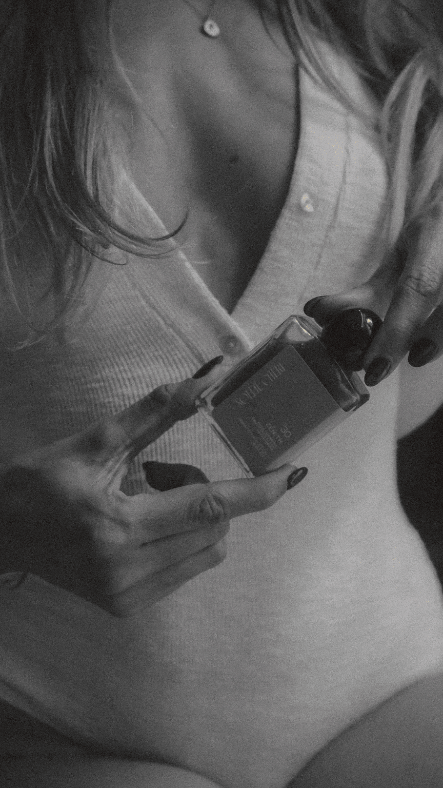 GIF montrant l’application de l’huile corps Été Indien Soleil Chéri, soin solaire nourrissant inspiré de la lumière du Sud.