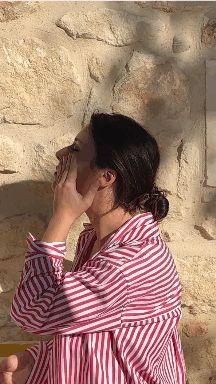 GIF montrant l’application d’un soin solaire visage Soleil Chéri sous la lumière méditerranéenne.