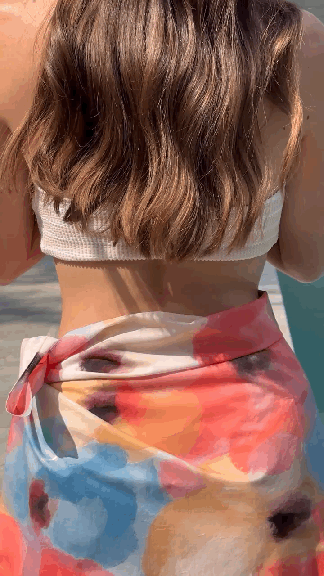 GIF montrant un paréo coloré Soleil Chéri noué autour de la taille, symbole d’un été solaire et élégant.