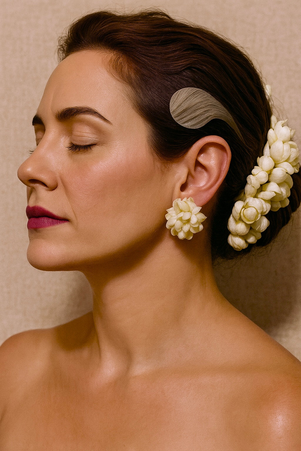 Portrait d’une femme à la peau éclatante sous la lumière dorée, symbole de la cosmétologie solaire méditerranéenne et de l’élégance naturelle Soleil Chéri.