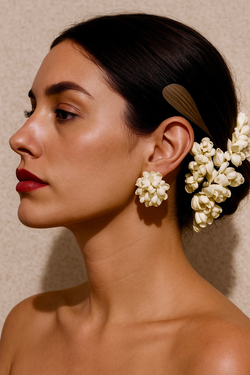 Portrait d’une femme à la peau éclatante sous la lumière méditerranéenne, incarnant la cosmétologie solaire et l’élégance naturelle de Soleil Chéri.