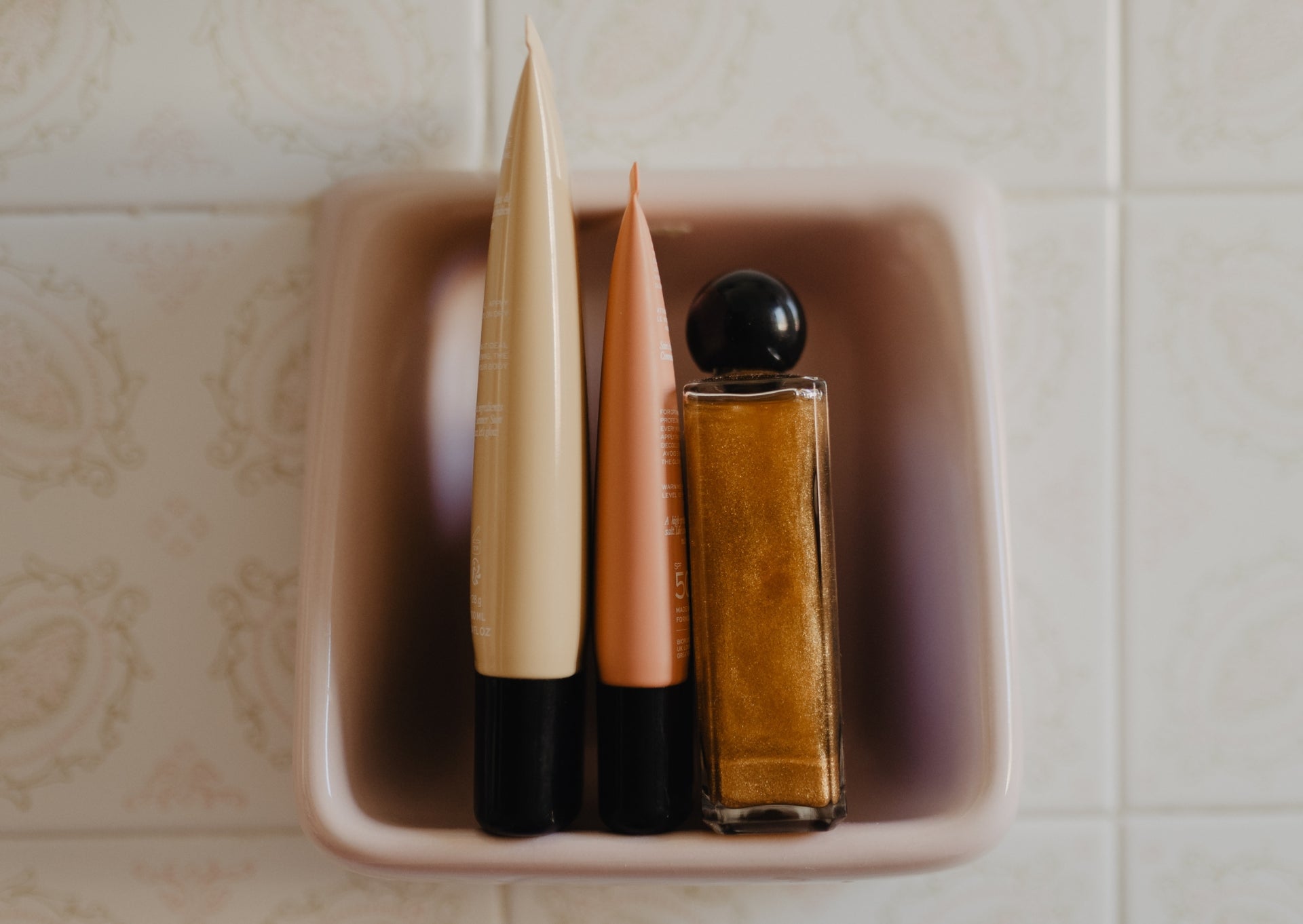 Gamme de soins solaires Soleil Chéri : crème visage SPF50, huile corps SPF30 et soin nacré, inspirés de la cosmétologie méditerranéenne et de l’art de la matière.