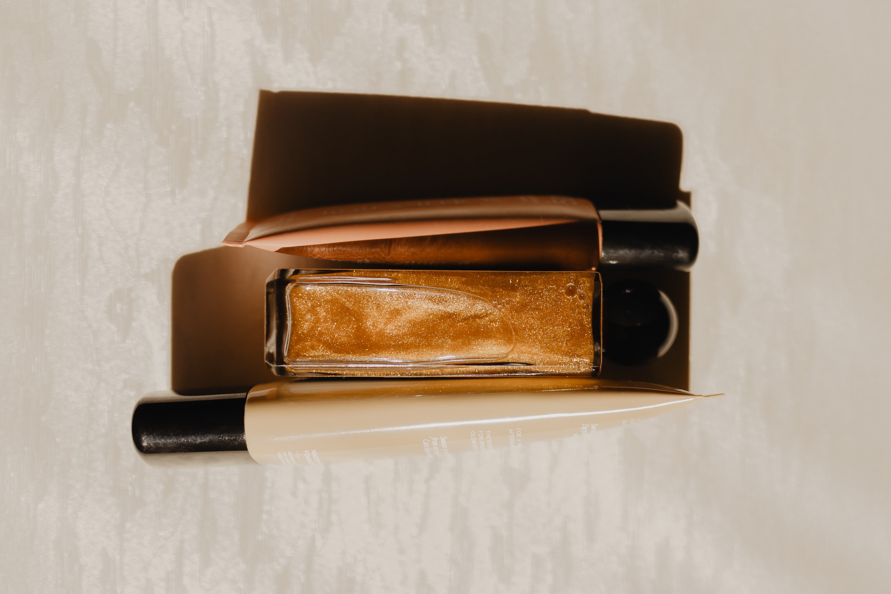 Textures des soins solaires Soleil Chéri capturant la lumière méditerranéenne — illustration de l’art de la matière et de la cosmétologie solaire française.